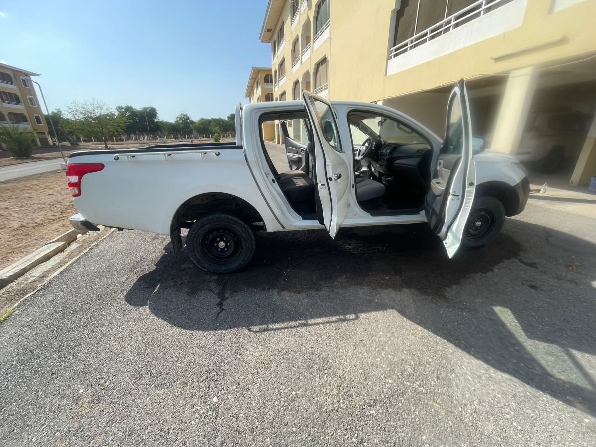Pickup FIAT FULLBACK, excellent état, climatisation, bâche incluse