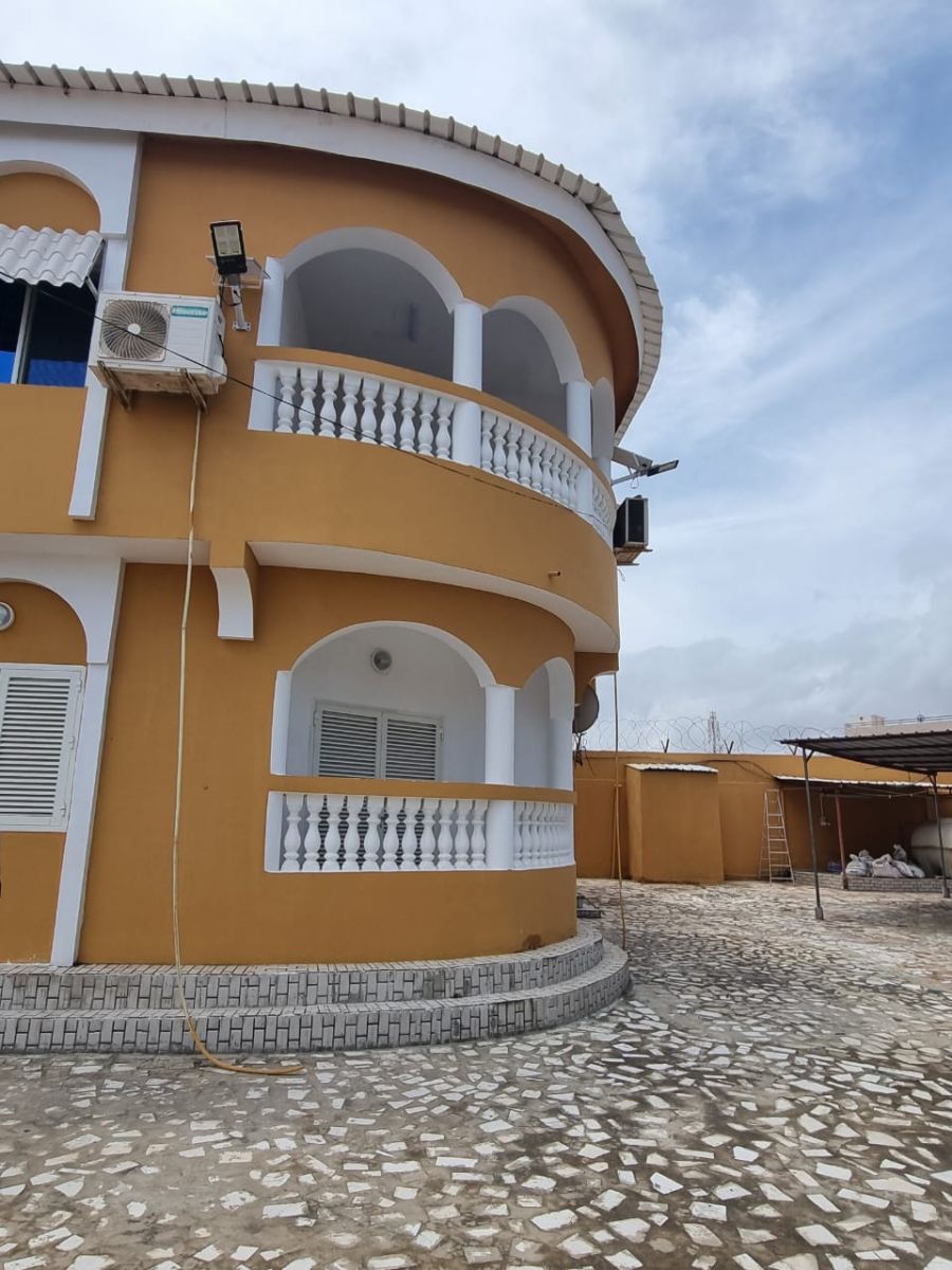 VILLA À LOUER SITUÉ HARAMOUS IDÉAL POUR RESIDENCE ET ENTIÈREMENT CLIMATISÉE