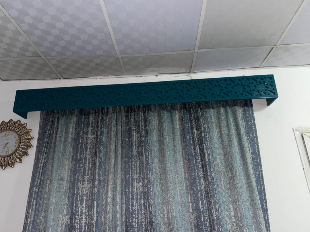 Salon neuf avec table TV et accessoires rideaux