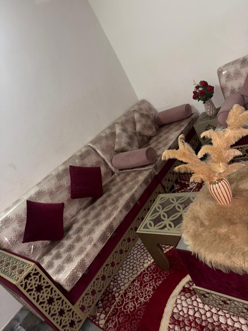 Salon neuf avec table TV et accessoires rideaux