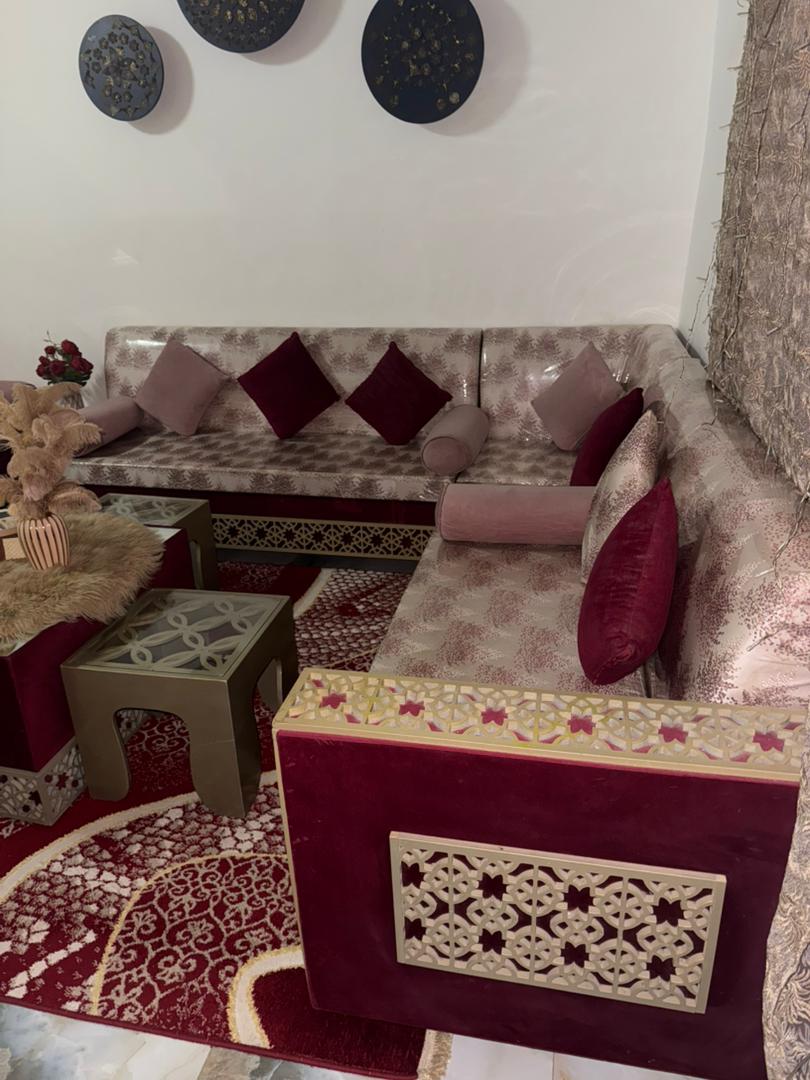 Salon neuf avec table TV et accessoires rideaux