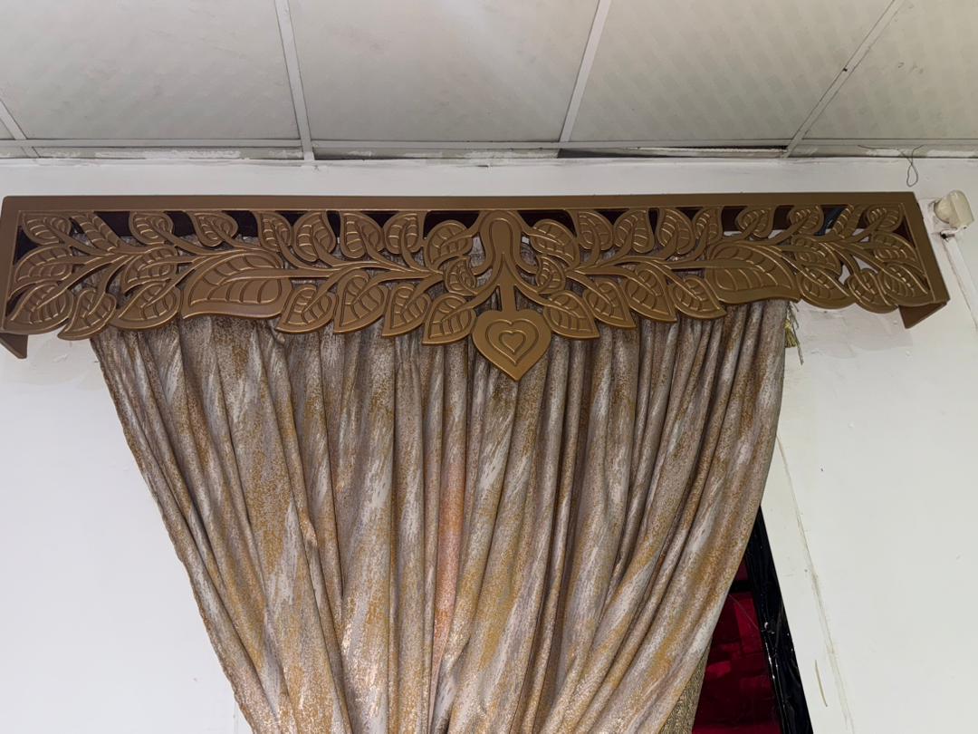 Salon neuf avec table TV et accessoires rideaux