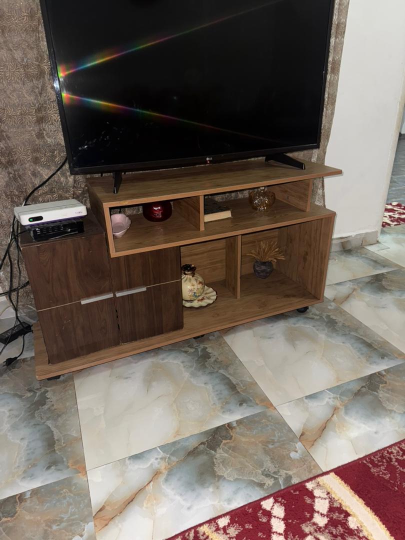 Salon neuf avec table TV et accessoires rideaux