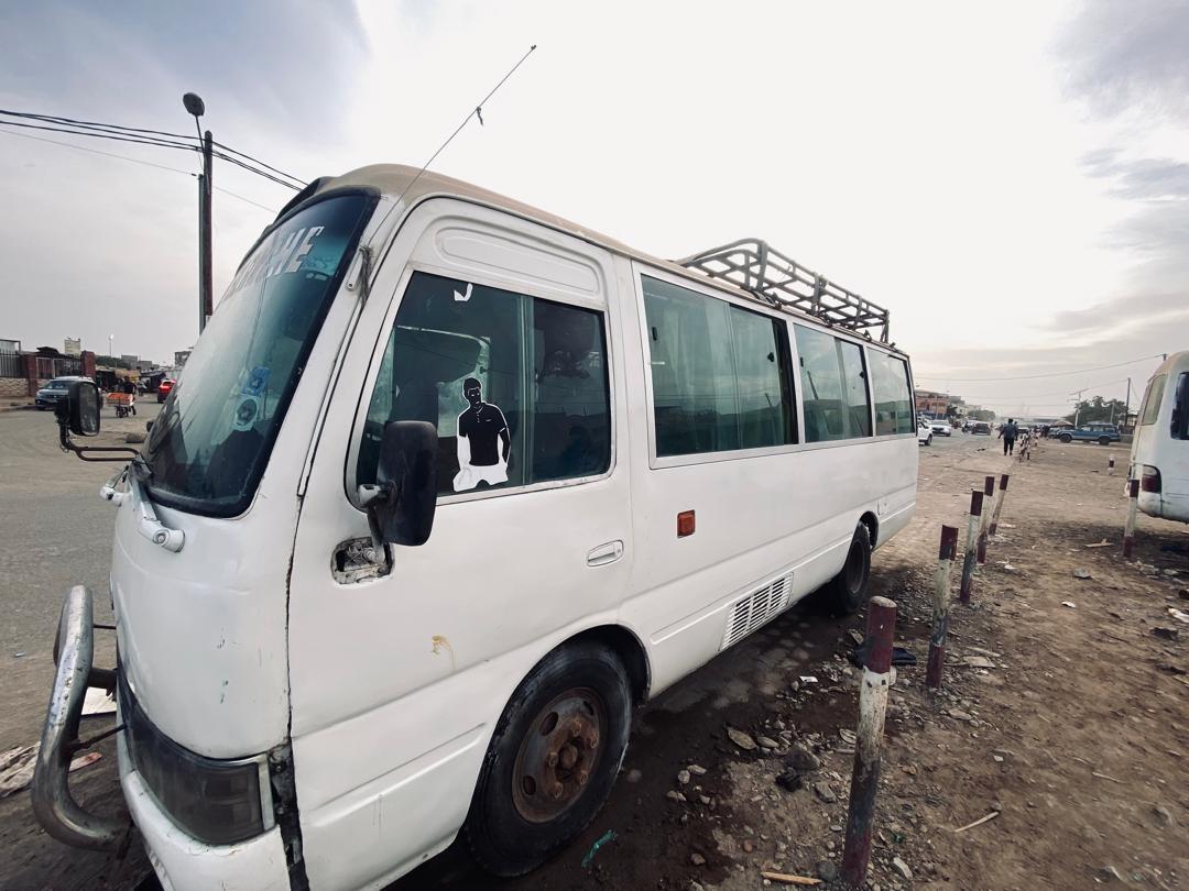 Bus Toyota Coaster 25 places, moteur d\'origine, excellent état