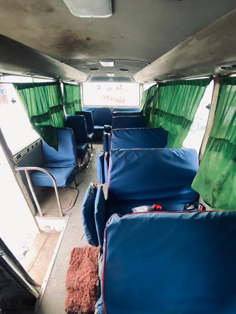 Bus Toyota Coaster 25 places, moteur d\'origine, excellent état