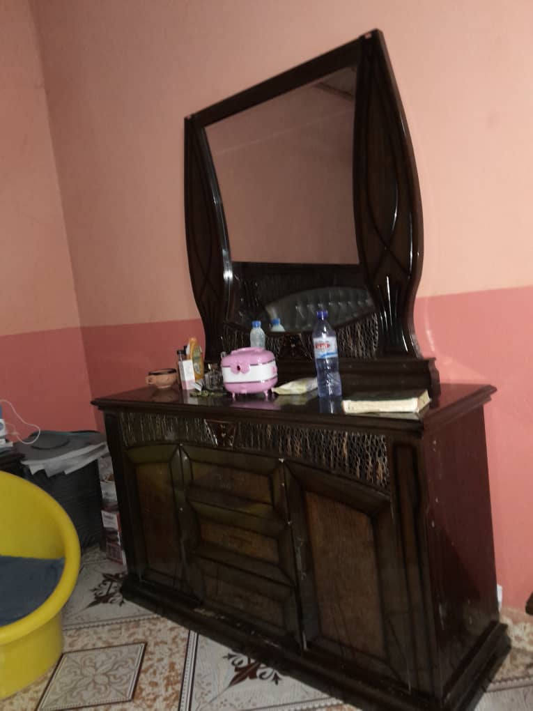 Meubles de chambre à coucher presque neufs à vendre