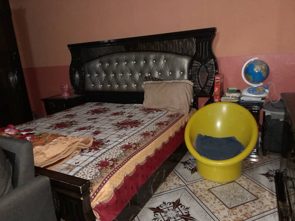 Meubles de chambre à coucher presque neufs à vendre