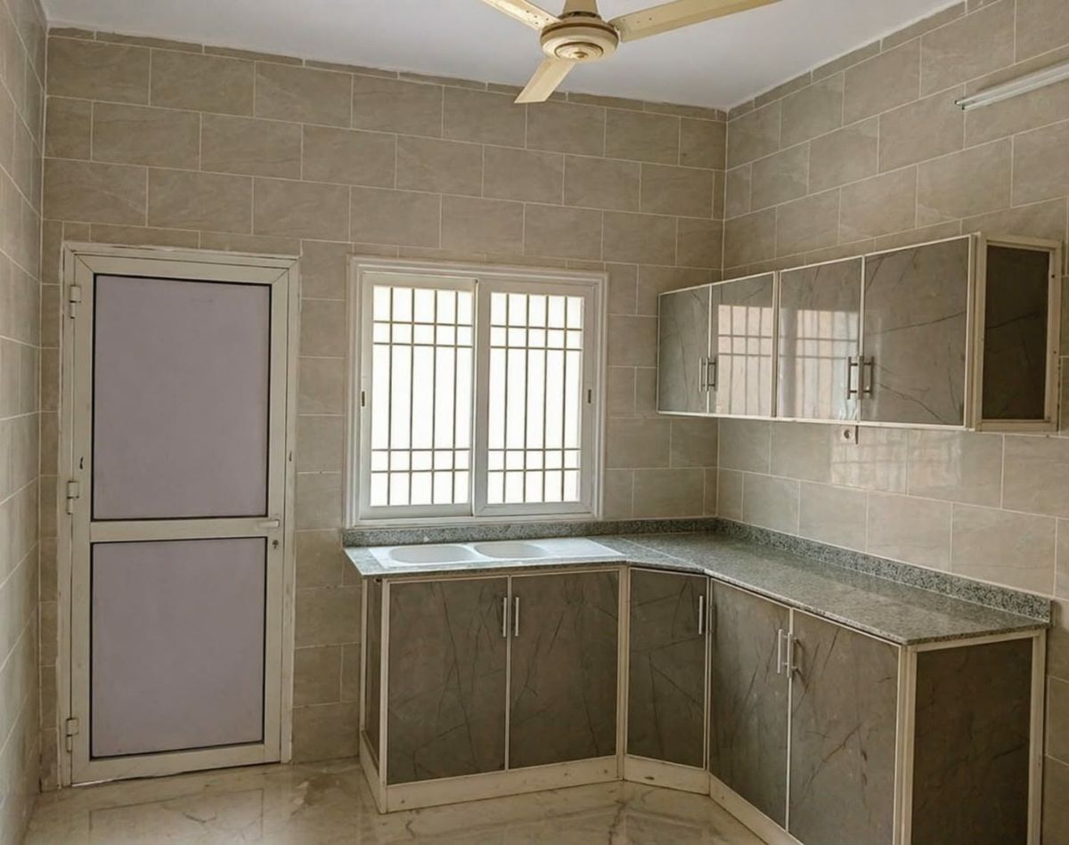 Belle villa neuve avec cour et sécurité à Nagad