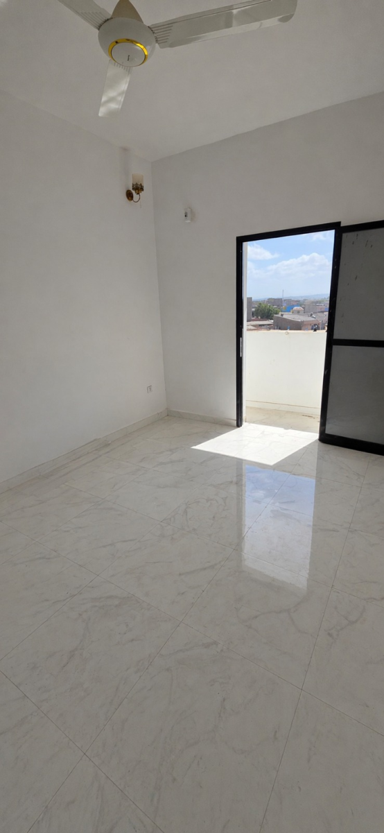 Locaux commerciaux et appartements F3 à louer (Q7 – Cité IF / Iyo Akiro)