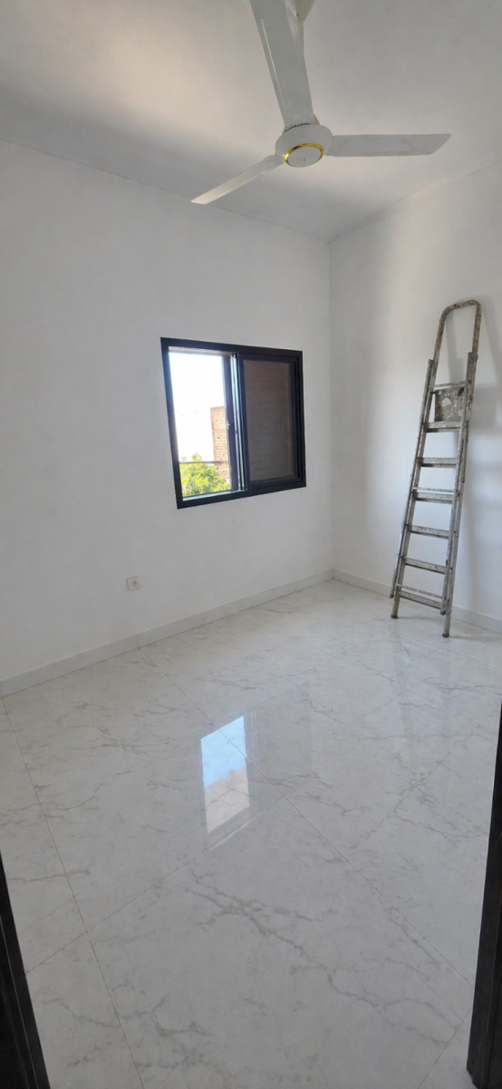 Locaux commerciaux et appartements F3 à louer (Q7 – Cité IF / Iyo Akiro)