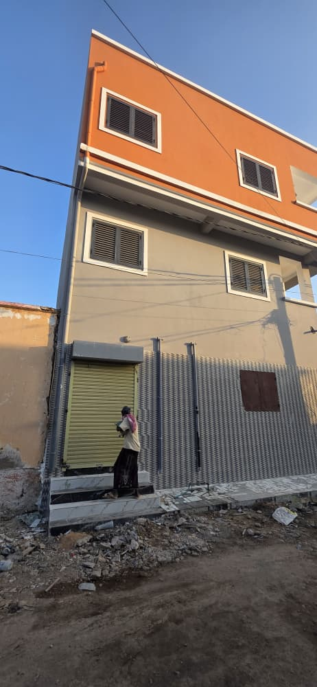 Locaux commerciaux et appartements F3 à louer (Q7 – Cité IF / Iyo Akiro)