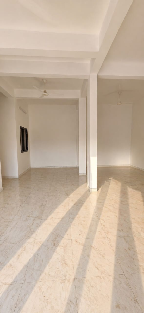 Locaux commerciaux et appartements F3 à louer (Q7 – Cité IF / Iyo Akiro)