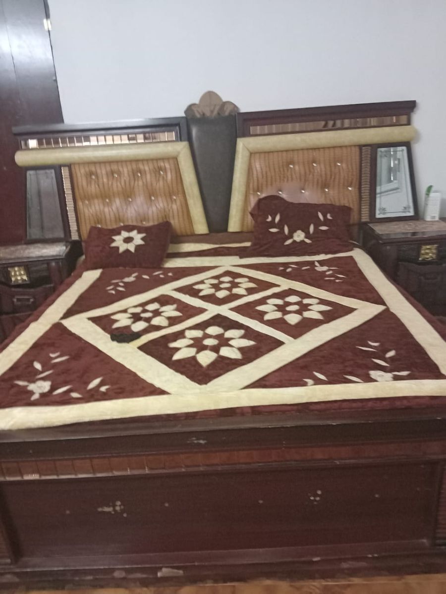 Ensemble meubles maison avec accessoires en bon état