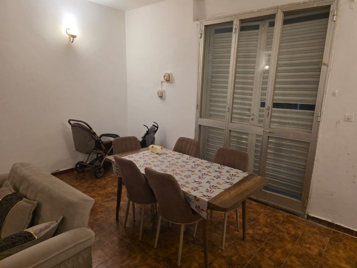 Ensemble meubles maison avec accessoires en bon état