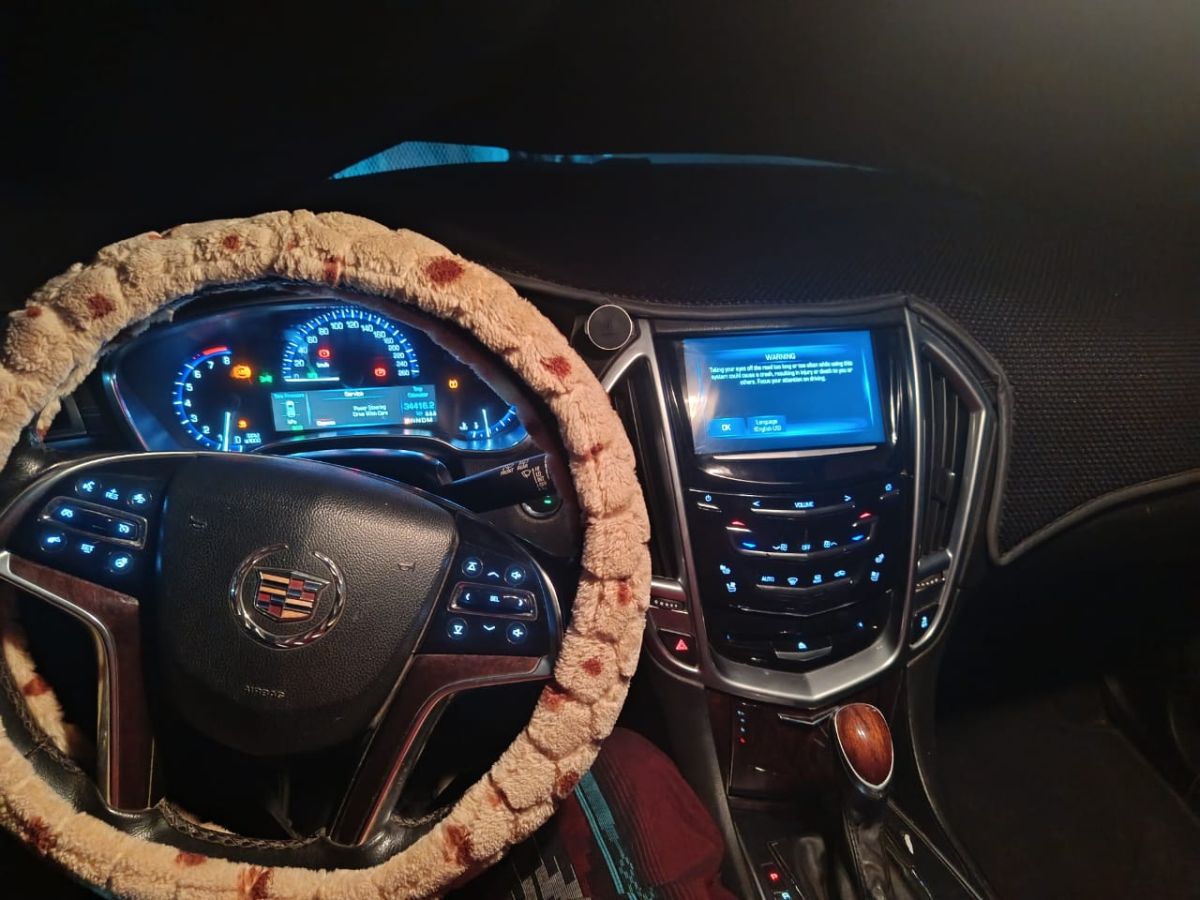 Cadillac SRX 4 2015, full option, automatique, climatisée, cuir, grand coffre, caméra de recul