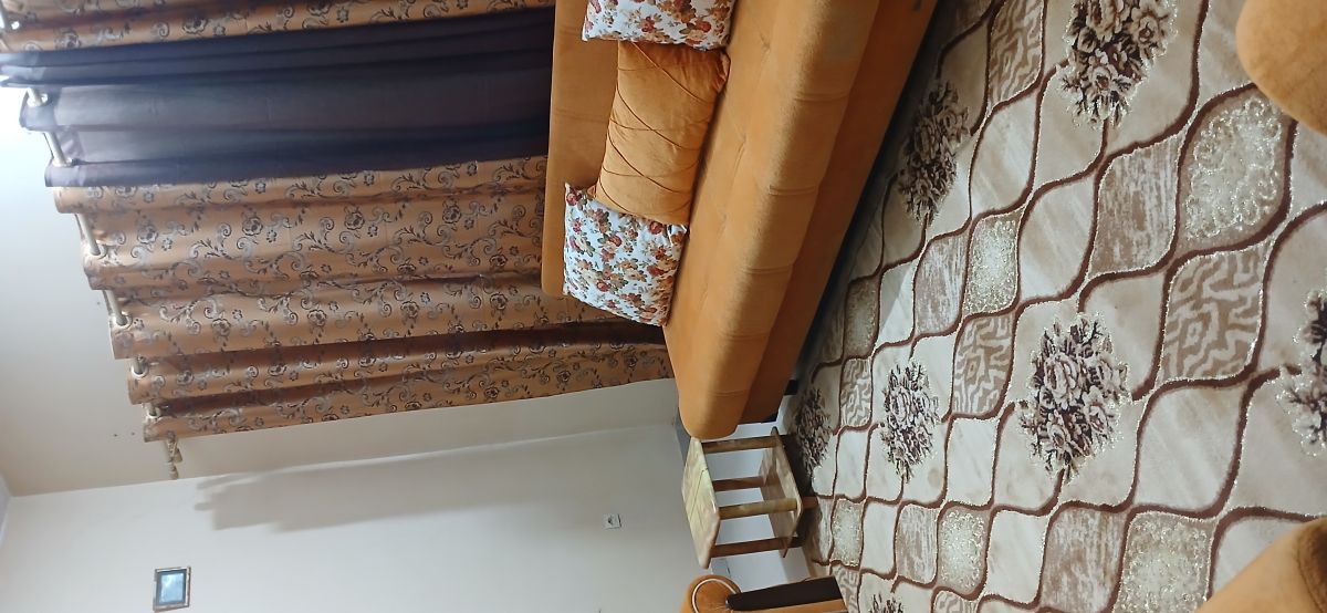 Salon avec rideaux et tapis bien-être à vendre