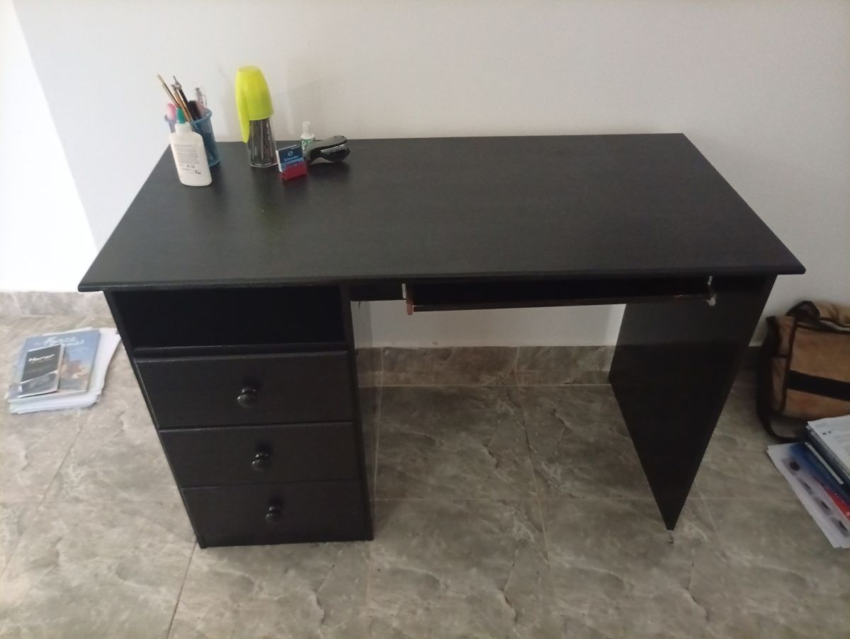 Bureau noir 3 tiroirs en excellent état à vendre