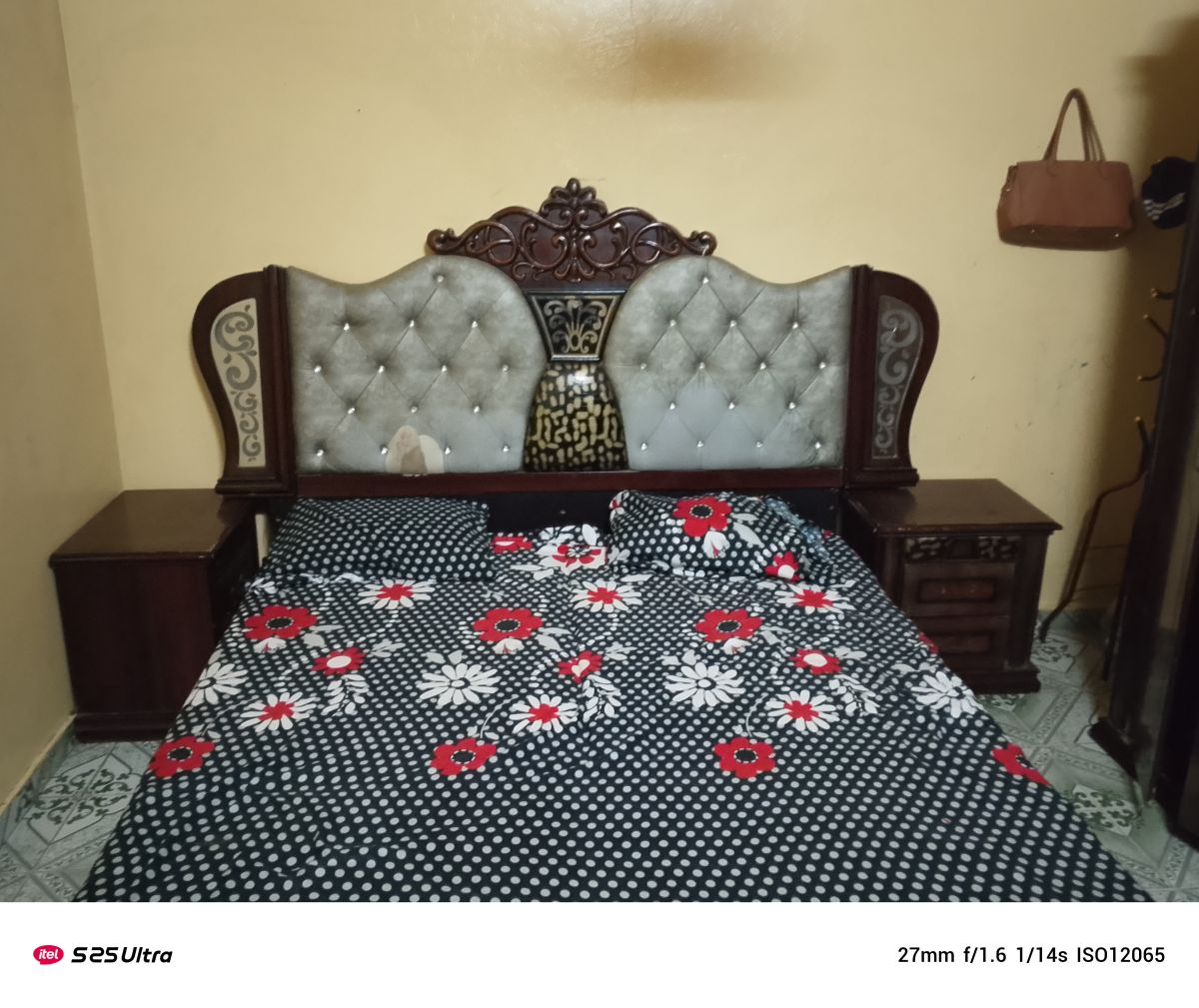 Chambre à coucher avec clim et télé Samsung à vendre