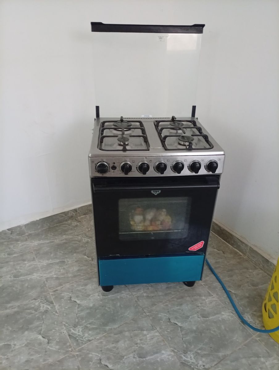 Gazinière 4 feux avec four et allumage électrique en bon état