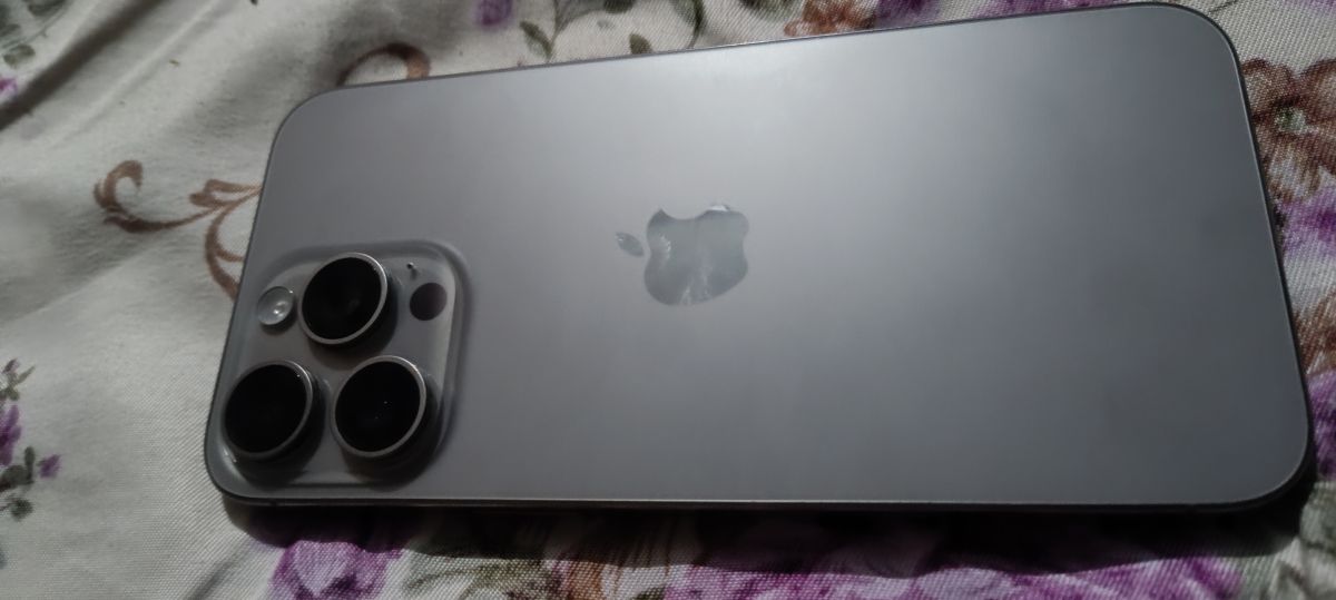 iPhone 15 Pro Max en pièces détachées, excellent état