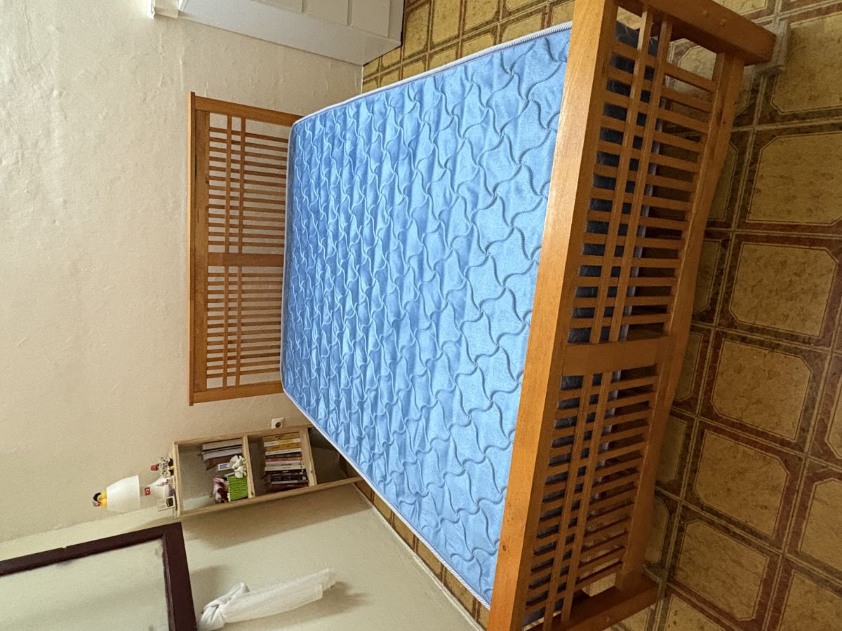 Lit en bois avec matelas confortable à vendre