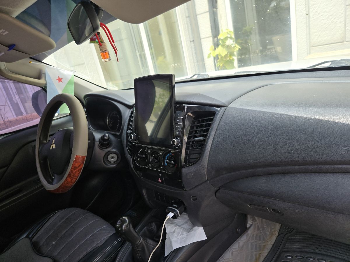 Mitsubishi L200 2022 à louer en excellent état