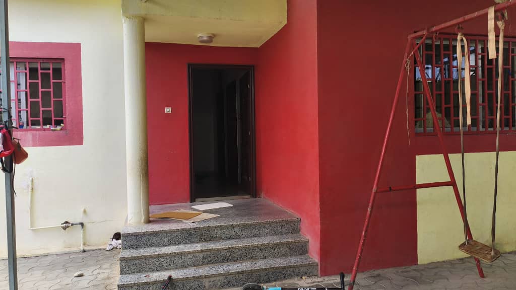 Maison F3 extensible en F4 avec parking et titre foncier à Alhamdani