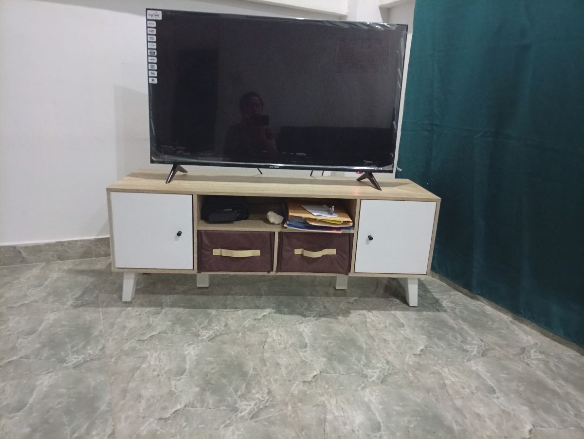 Meuble TV beige et blanc, 2 tiroirs, en excellent état