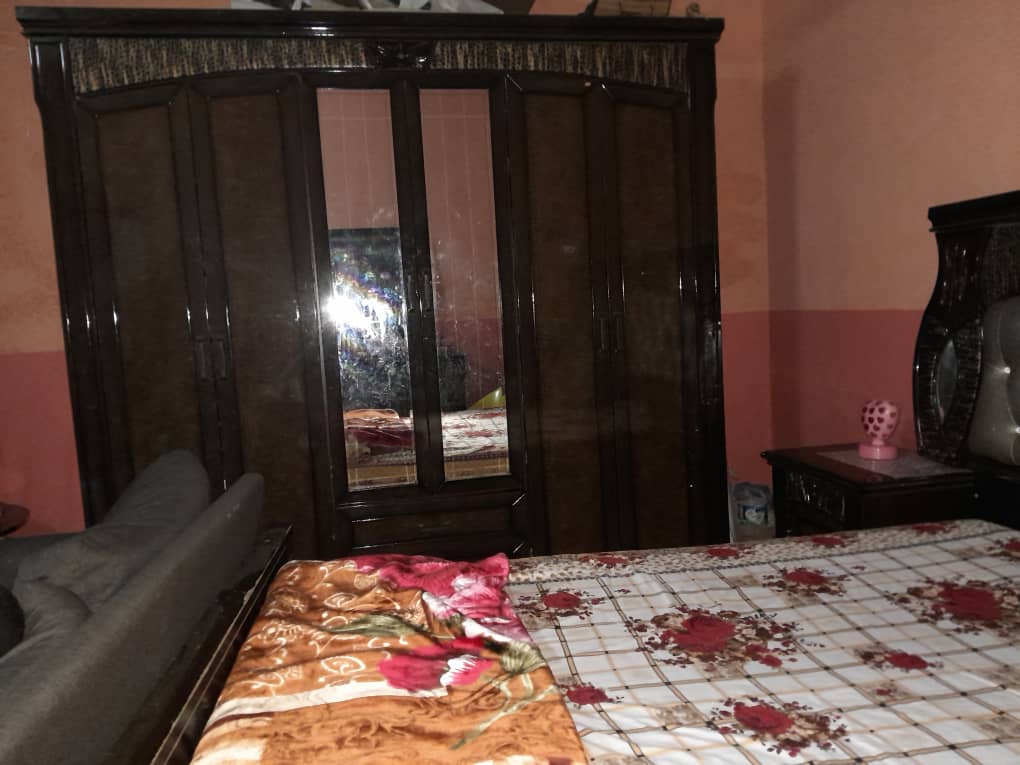 Meubles de chambre à coucher presque neufs à vendre