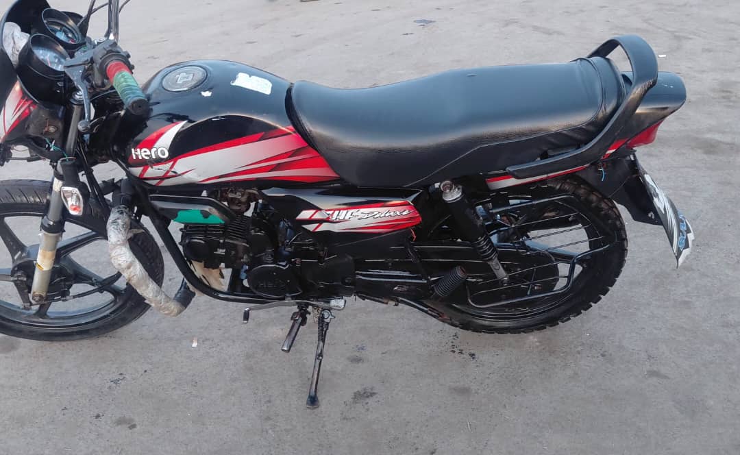 Moto Hero HF Deluxe 100cc bien entretenue