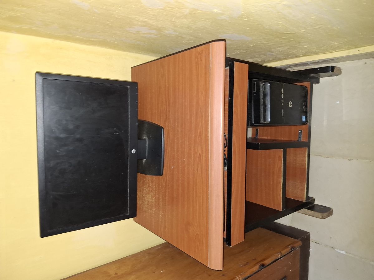 Pack Ordinateur HP + Bureau avec Écran plat en excellent état