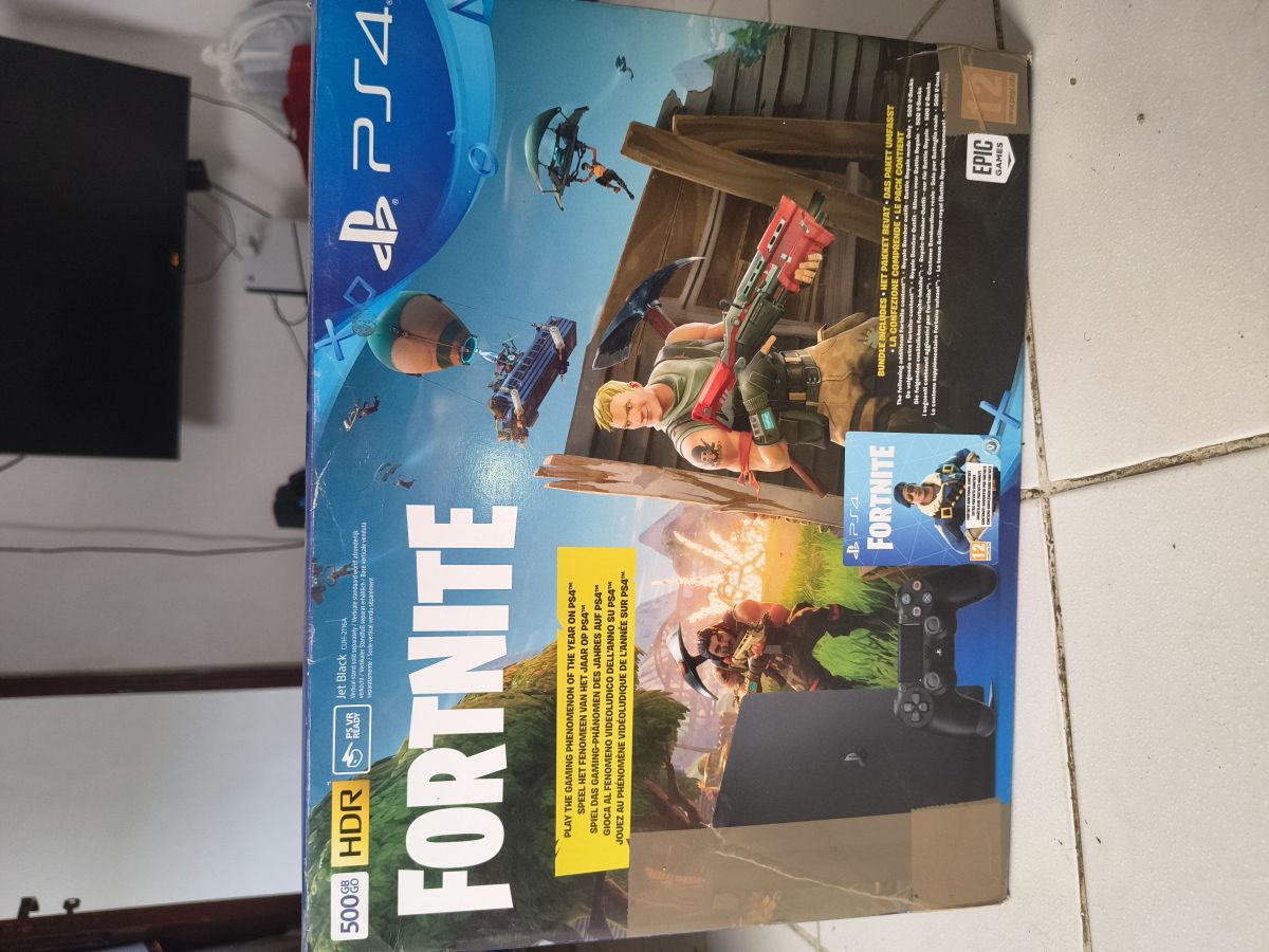 Playstation 4 Slim + Manette + 5 Jeux - Comme Neuf