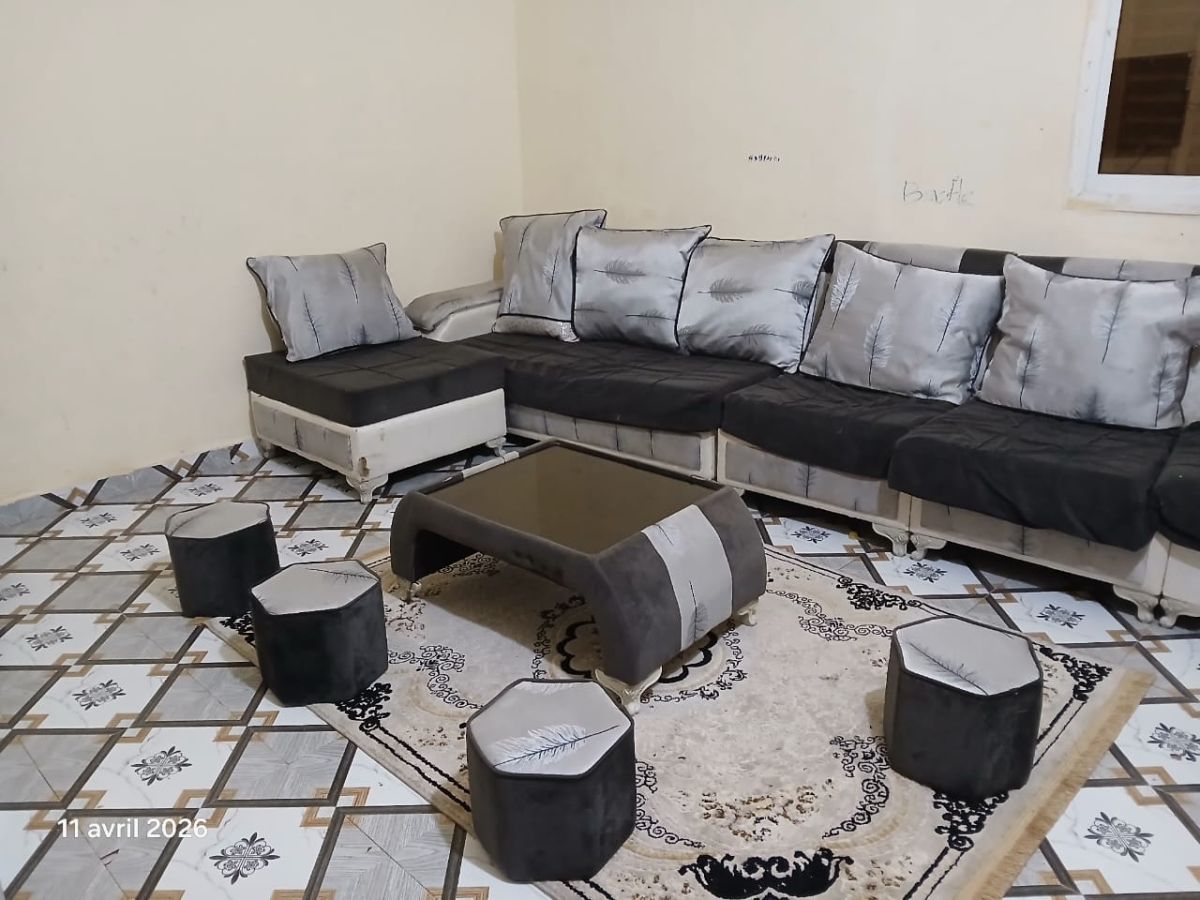 Salon avec tapis, table basse et rideaux inclus