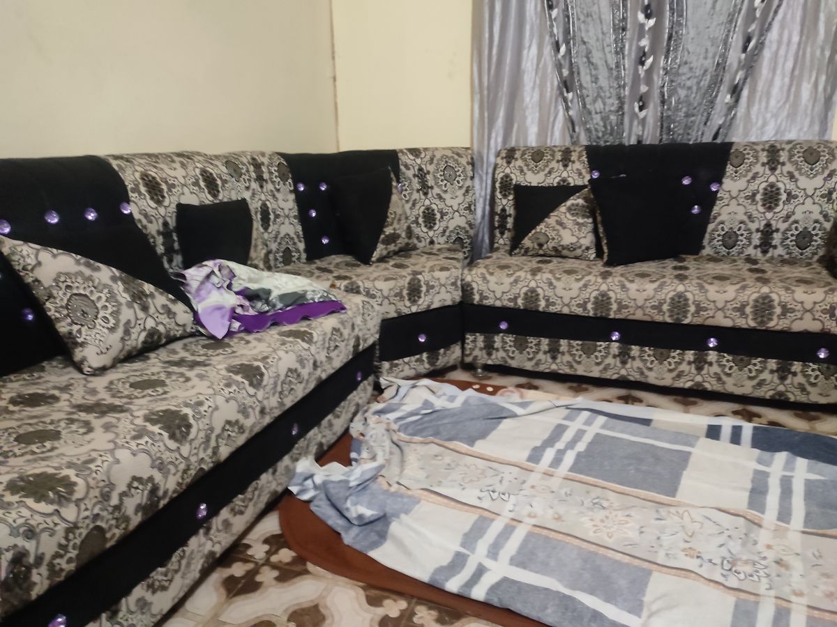 Salon complet confortable avec table à manger - Prix négociable