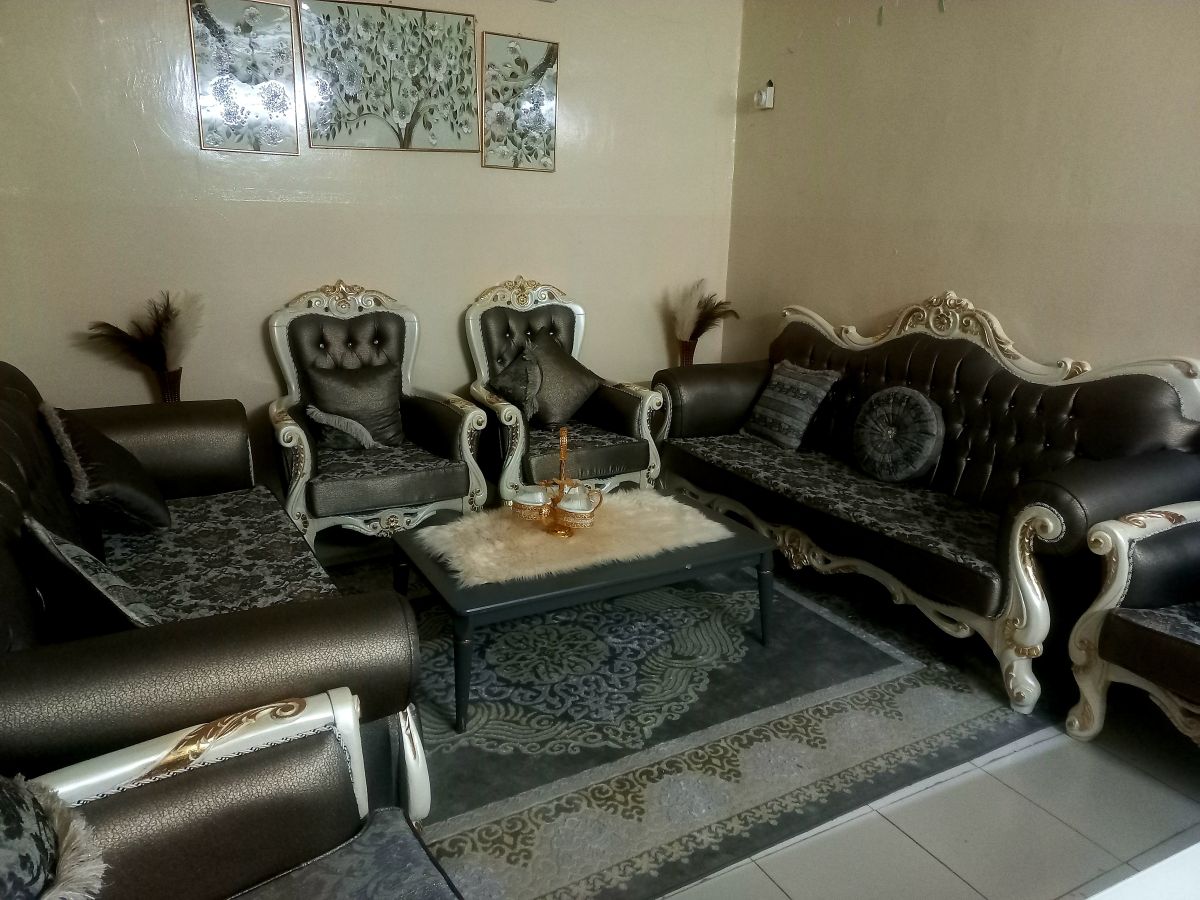 Salon élégant avec canapés et fauteuils en excellent état