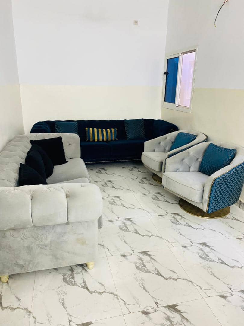 Salon moderne complet, bleu et gris clair, élégant et confortable