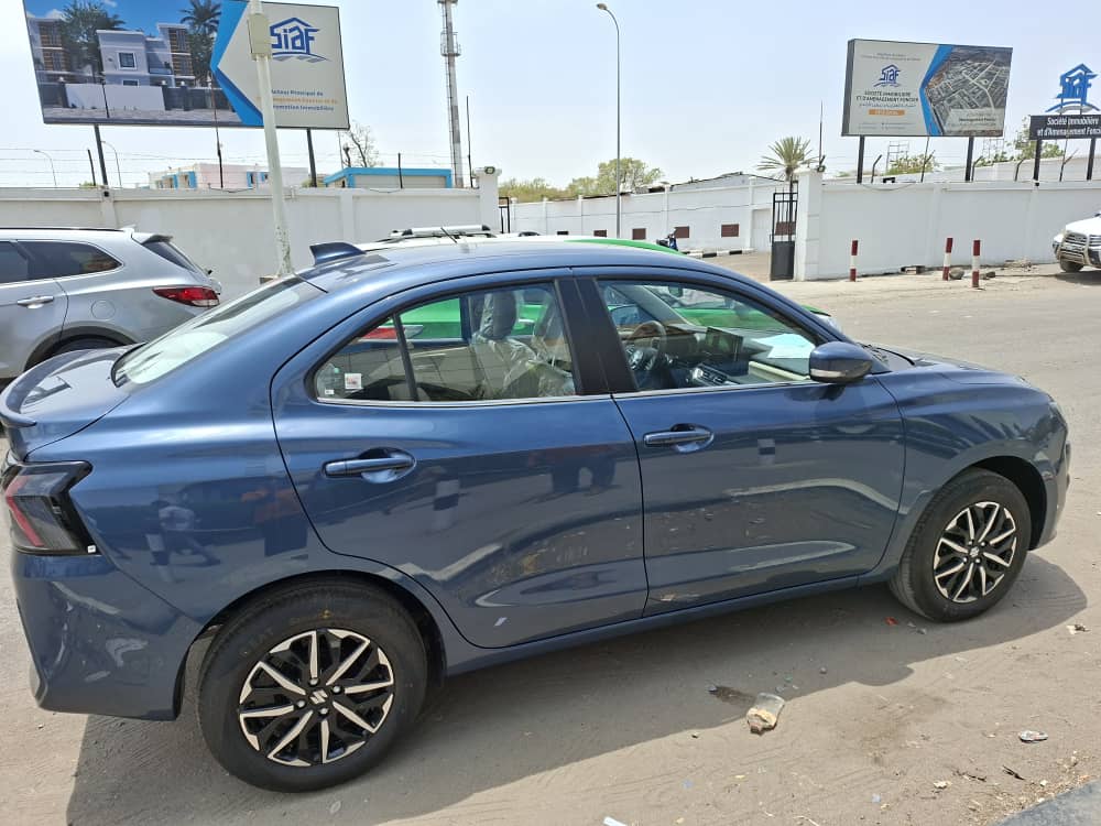 Suzuki Dzire 2025, essence, boîte auto, état impeccable