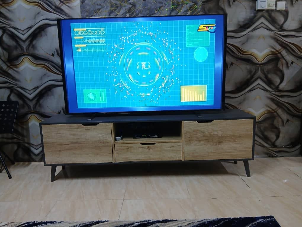 Table TV en bois massif, état impeccable