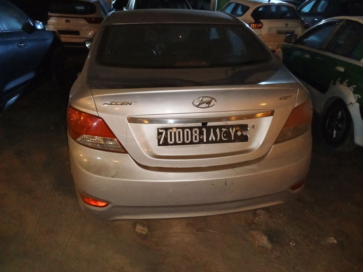 Hyundai Accent 2014 Gris, faible kilométrage, climatisation en bon état