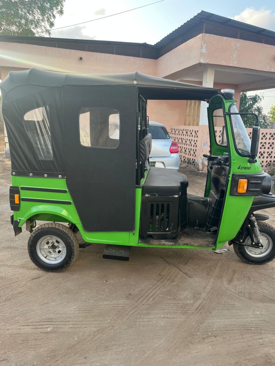 Bajaj quasi neuf, prêt à rouler avec assurance incluse