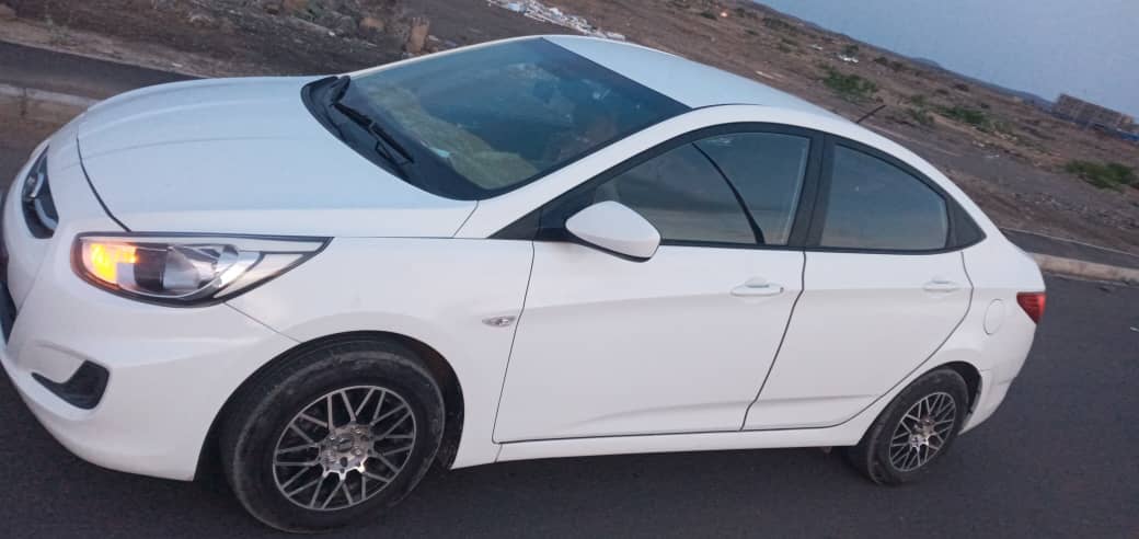 Hyundai Accent 2002, automatique, diesel, à louer