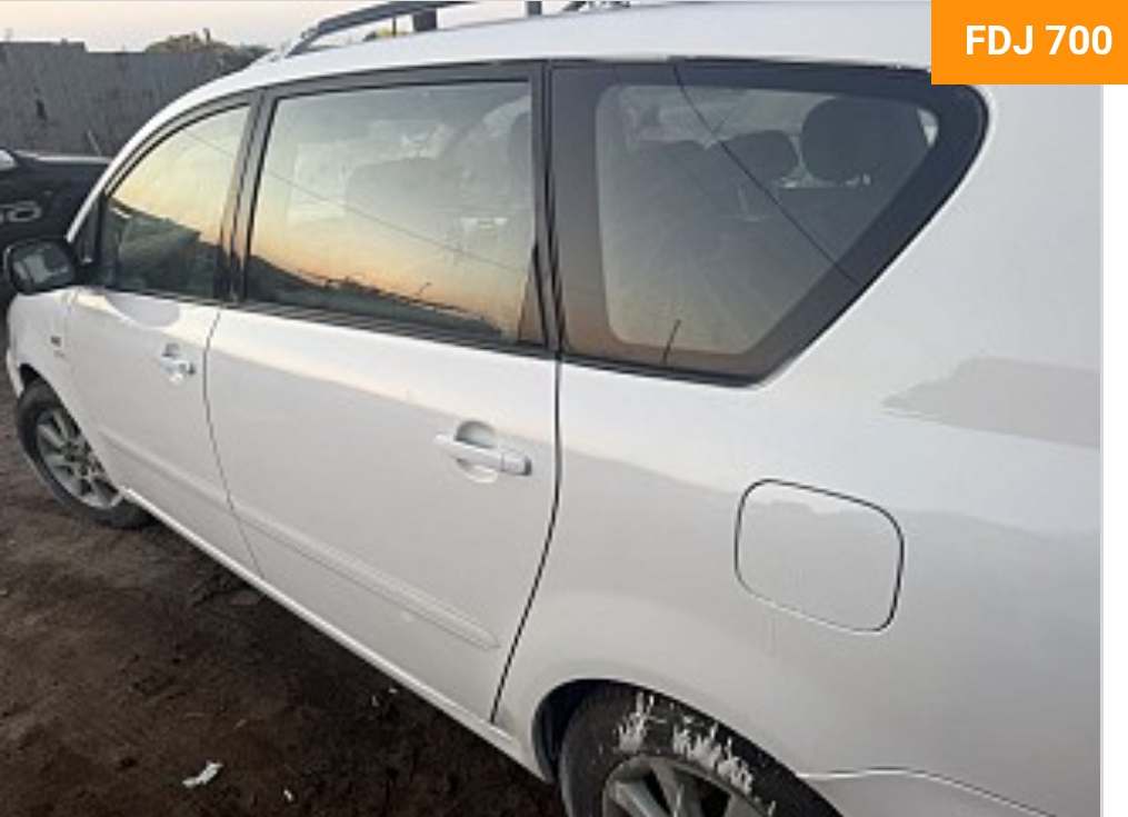 Toyota Versa 2017 7 places, familiale, nouvelle peinture