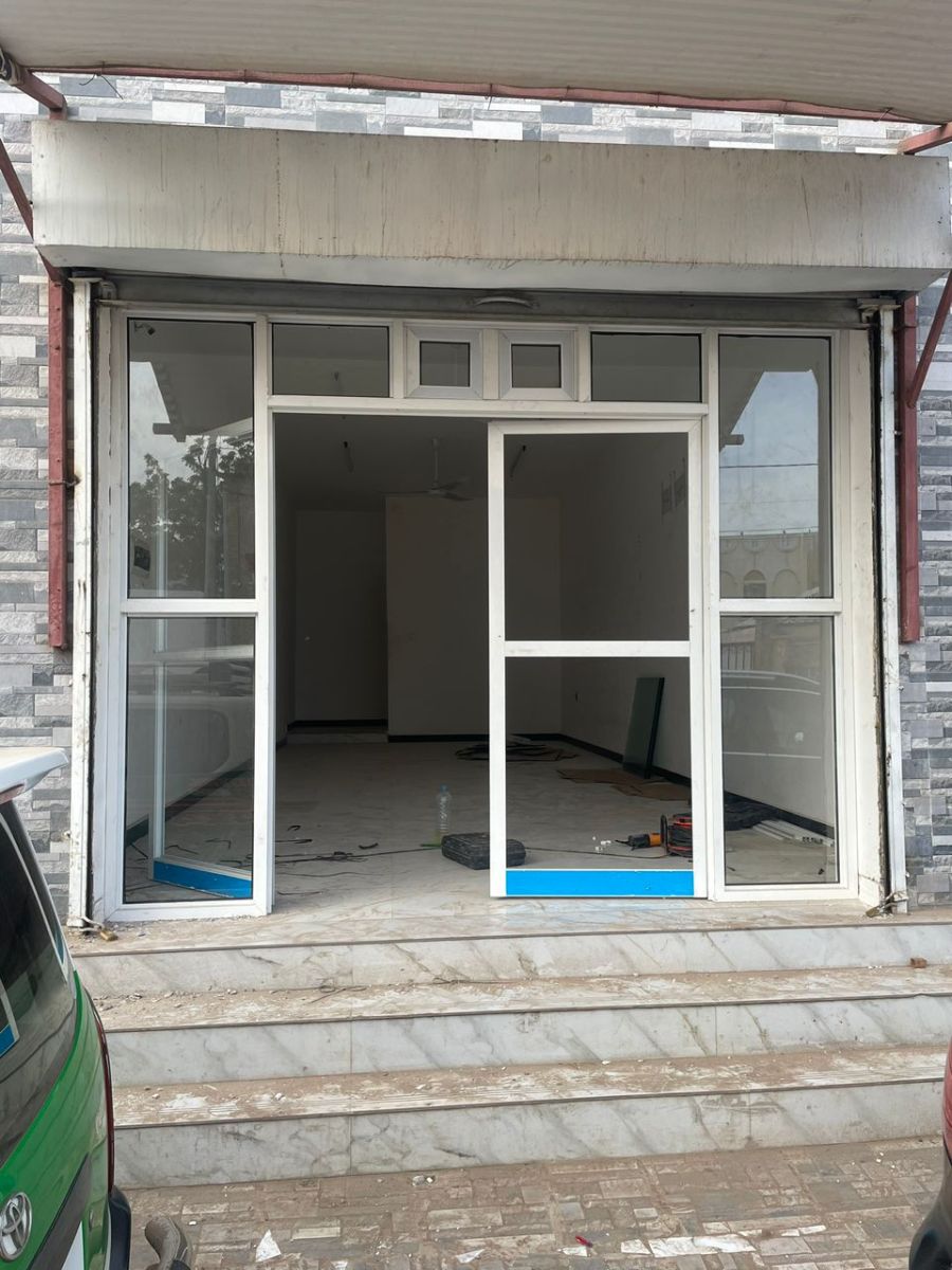 Local commercial avec toilette et réservoir d\'eau à louer - Rue Mandela
