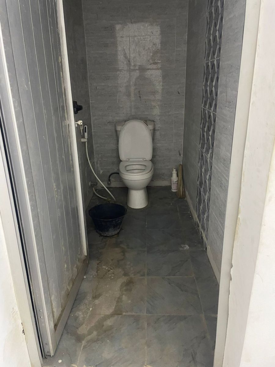 Local commercial avec toilette et réservoir d\'eau à louer - Rue Mandela