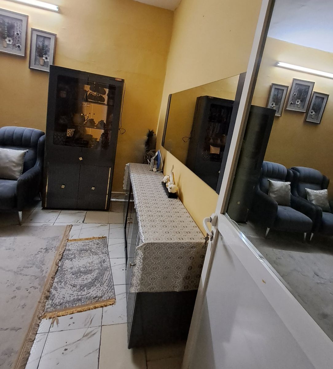 Salon complet et chambre à manger avec accessoires inclus