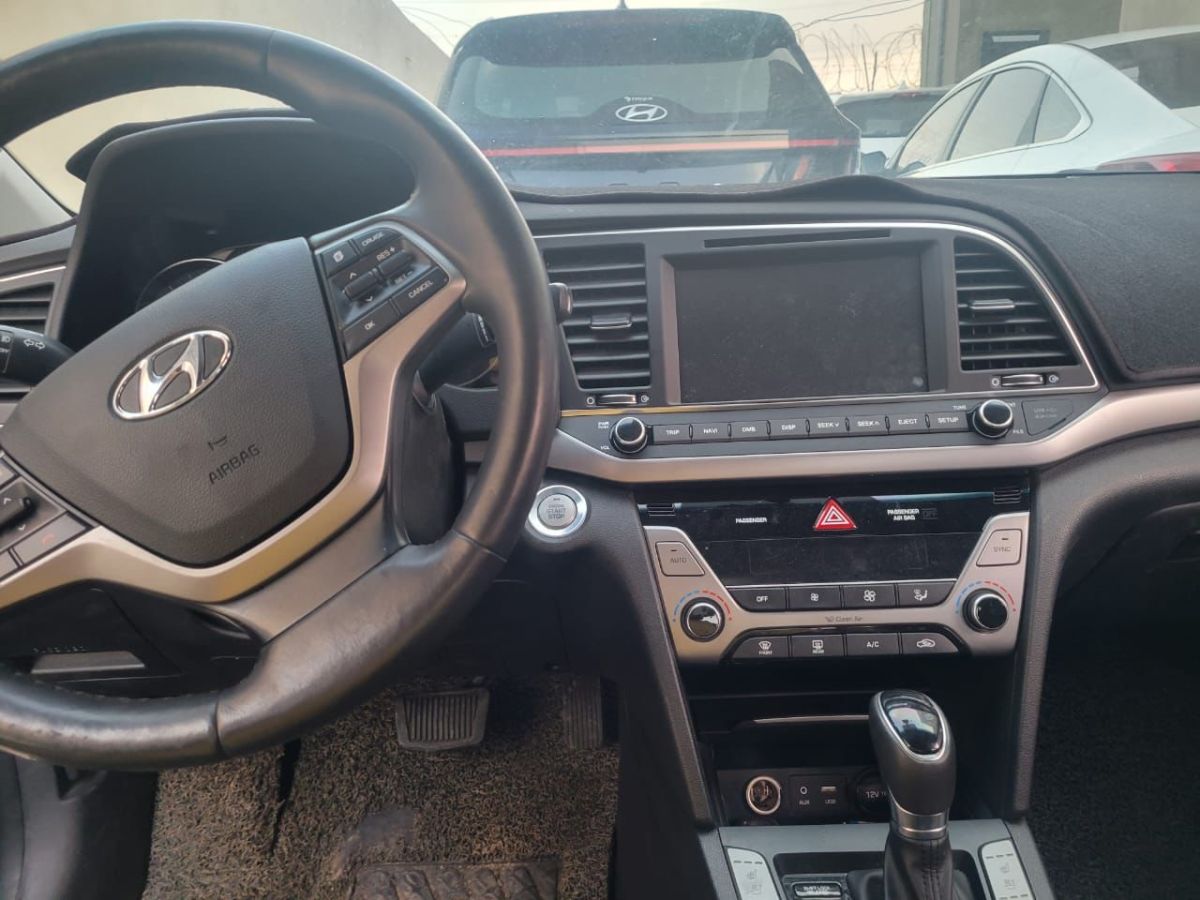 Hyundai Avante 2018 diesel boîte automatique en excellent état