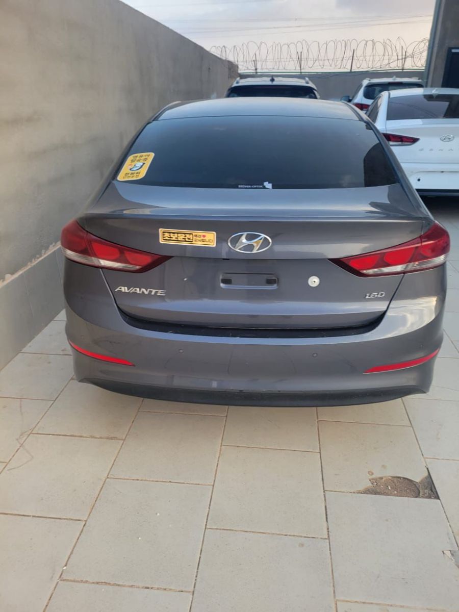 Hyundai Avante 2018 diesel boîte automatique en excellent état