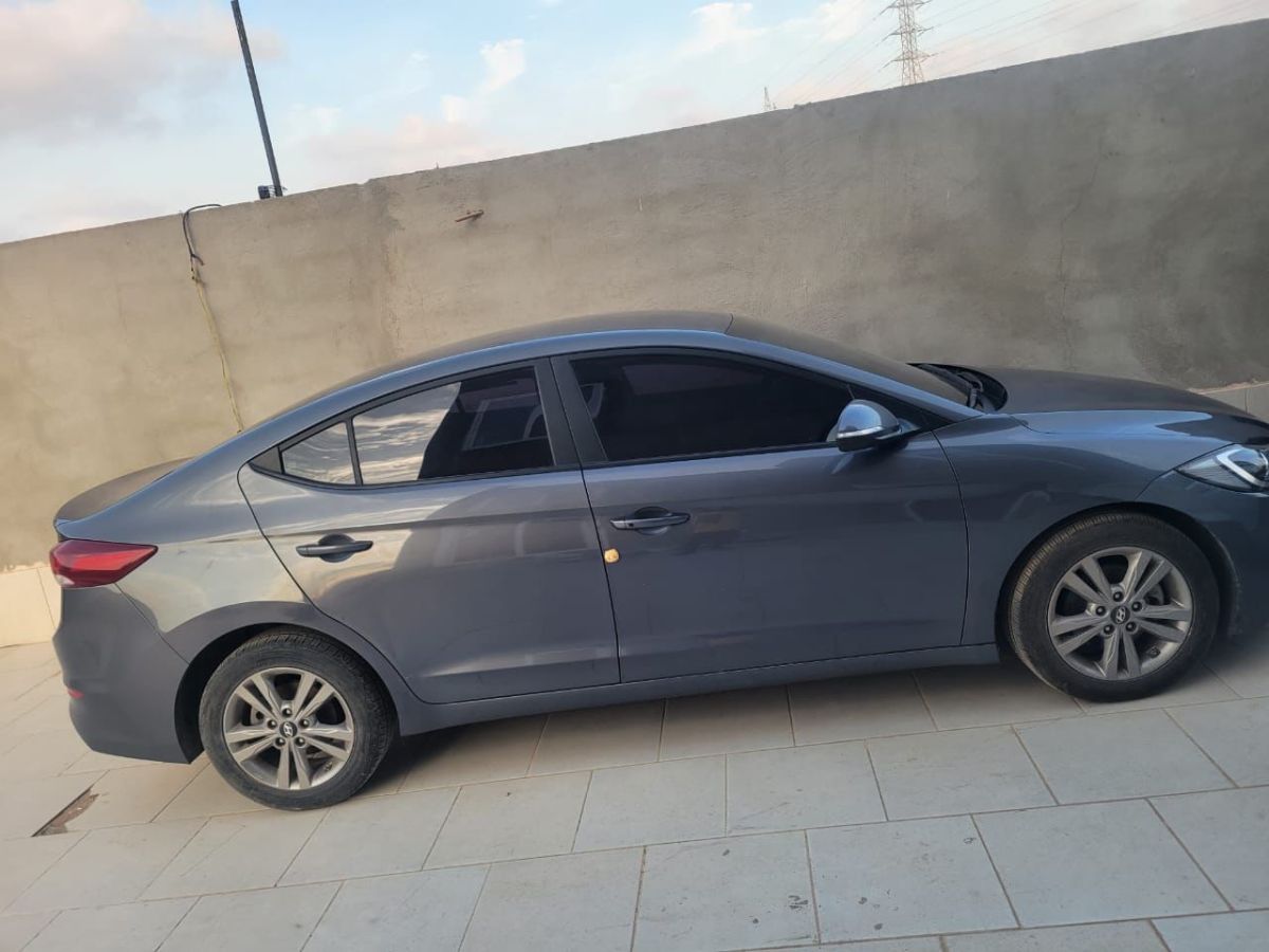 Hyundai Avante 2018 diesel boîte automatique en excellent état
