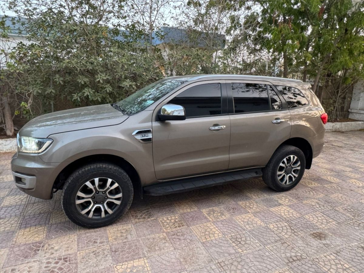 Ford Everest 2022 diesel 7 places boîte automatique en bon état
