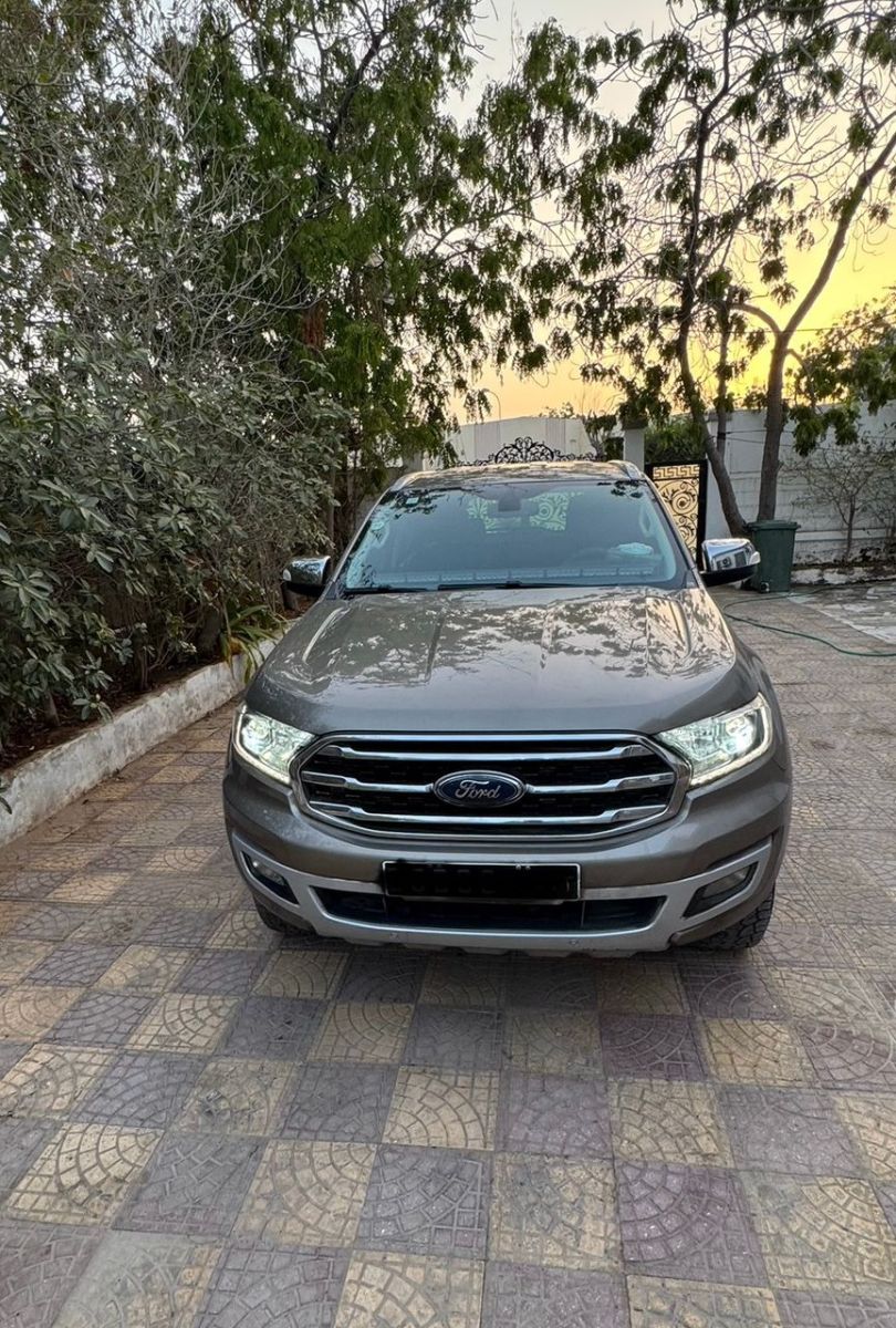 Ford Everest 2022 diesel 7 places boîte automatique en bon état